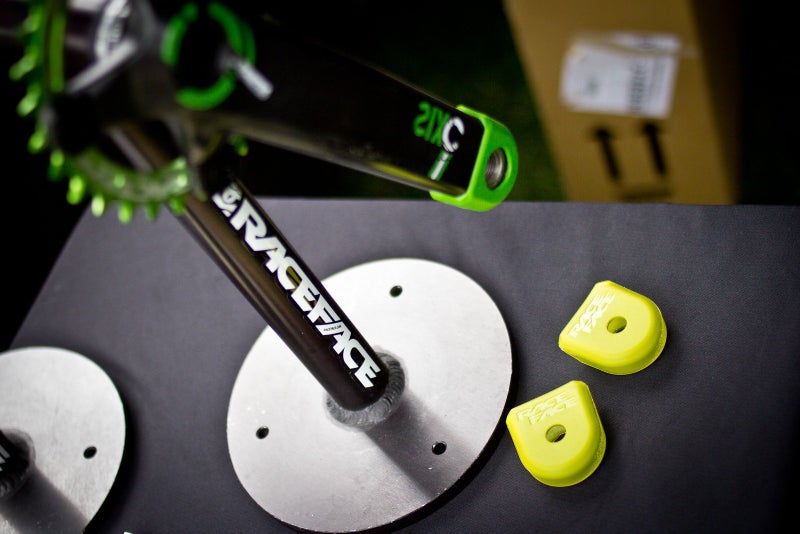 RaceFace أغطية كرنك RaceFace المصنوعة من سبيكة معدنية رمادية اللون لكرنكات معدنية A10068GRY - Image 3